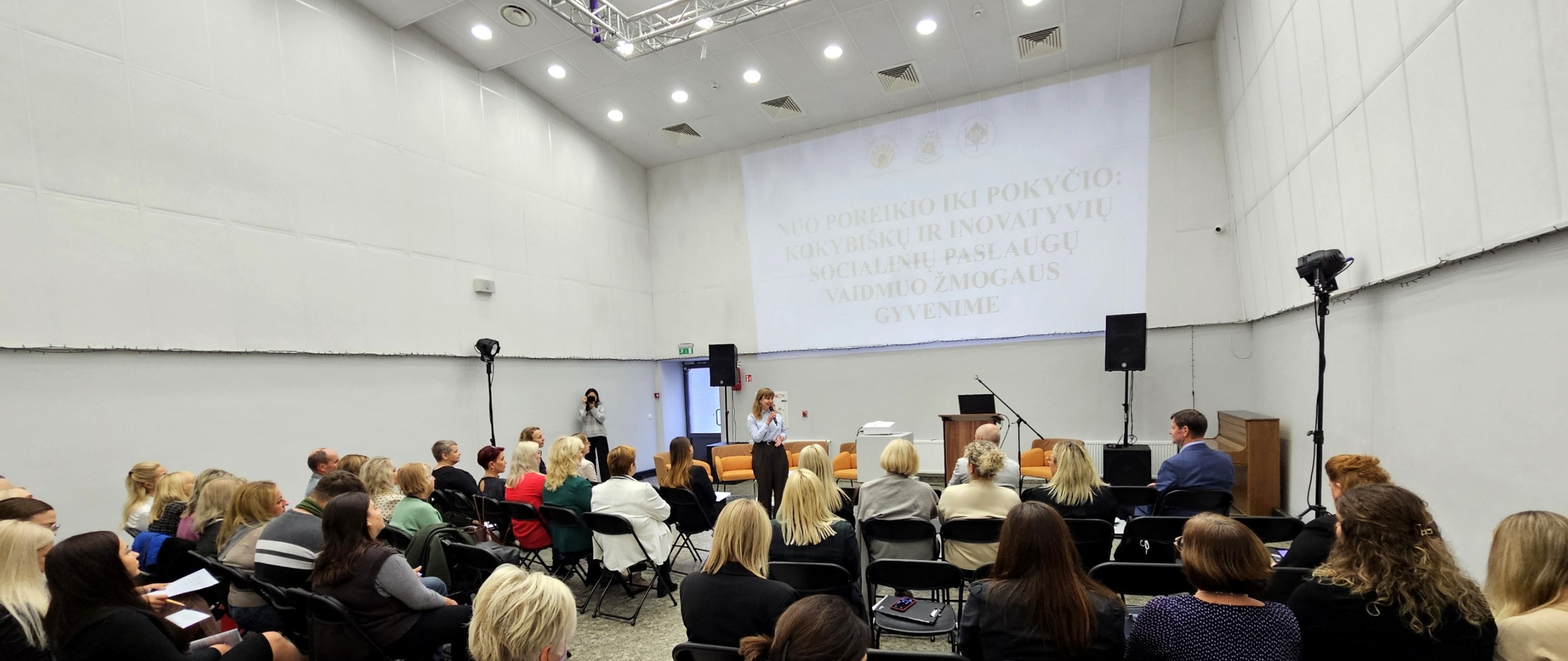 Varėnoje vyko respublikinė mokslinė-praktinė konferencija „Nuo poreikio iki pokyčio: kokybiškų ir inovatyvių socialinių paslaugų vaidmuo žmogaus gyvenime“