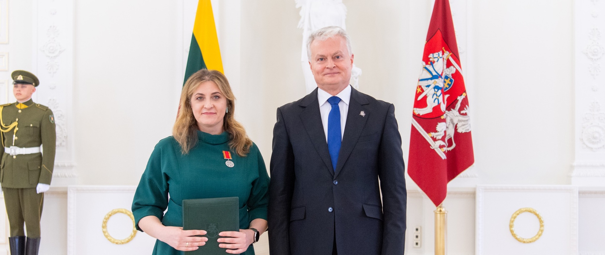 Medaliu „Už nuopelnus Lietuvai“ LR Prezidentas apdovanojo Varėnos globos centro globėją
