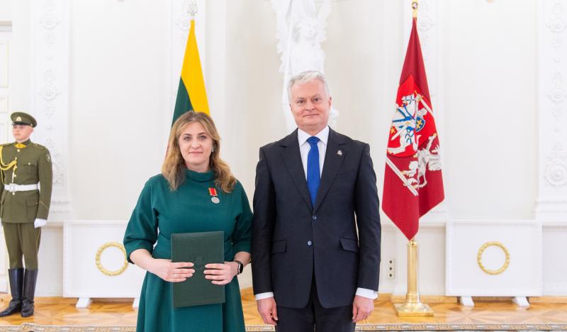 Medaliu „Už nuopelnus Lietuvai“ LR Prezidentas apdovanojo Varėnos globos centro globėją