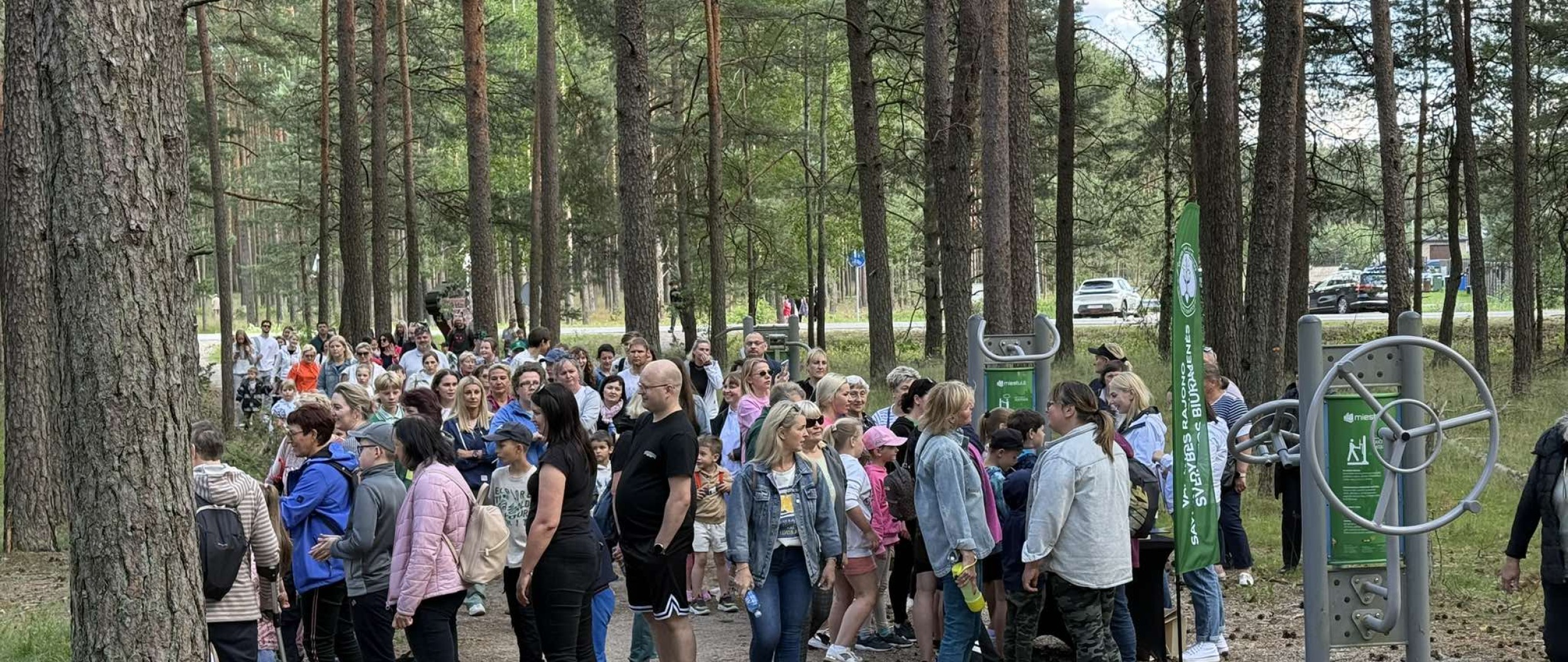 Pėsčiųjų žygiu Žiežulio taku Varėnoje atidaryta Vaikų globos savaitė 2025 