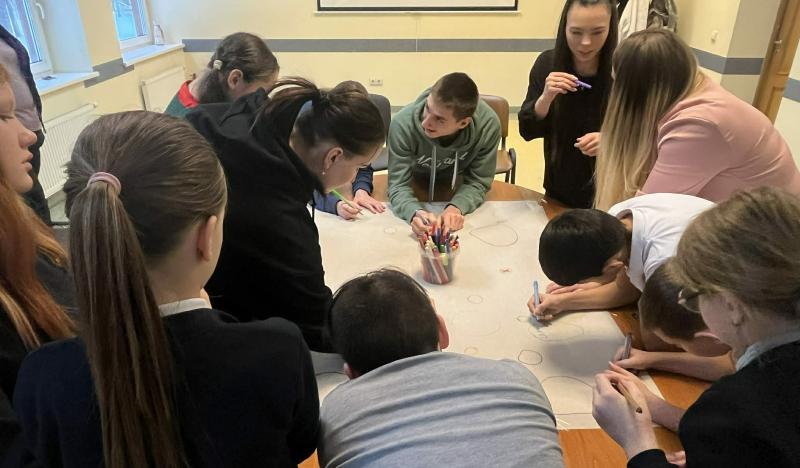 Pirmieji projekto „Vaikų gerovės stiprinimas per sociokultūrines veiklas Varėnos mieste“ dailės terapijos užsiėmimai